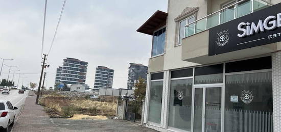 KONUKOĞLU CADDESİNDE 2 BALKON, YOL CEPHELİ 1,5+1