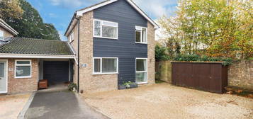 5 bed link detached house for sale