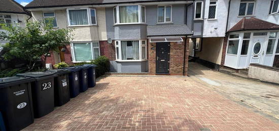 Link-detached house to rent in Selborne Gardens, London NW4