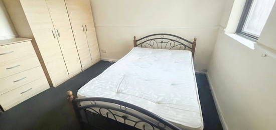 Room to rent in Carlyle Road, London E12