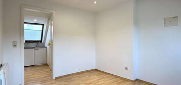 Single-Dachgeschoss-Apartment mit Pantryküche + Tageslichtbad an St. Pantaleon!