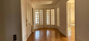 Appartement  à louer, 7 pièces, 4 chambres, 265 m²