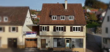 Wohnhaus mit Gewerbeeinheit und Garage in Sulzbach-Laufen