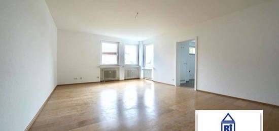 * * * Top modernisierte Wohnung (2ZKDBad) mit großem Balkon+Stellplatz * * *