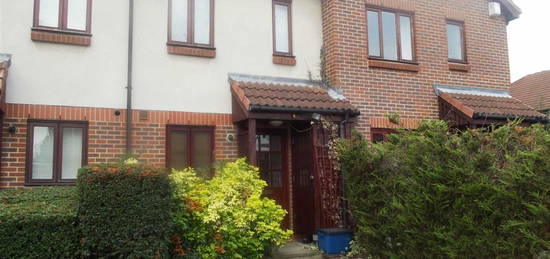 Terraced house to rent in Merino Close, Wanstead E11