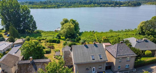 Großes Wohnhaus mit fantastischem Wasserblick, sanierungsbedürftig, vermietet