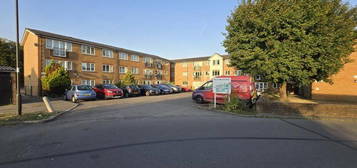 Flat to rent in Bullsmoor Way, Waltham Cross EN8