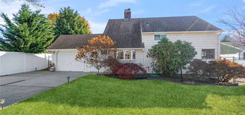 118 Twin Ln N, Wantagh, NY 11793