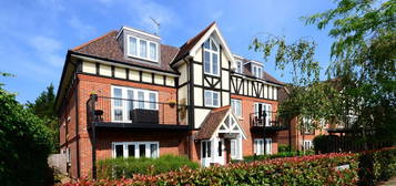 Flat to rent in Holders Hill Road, Mill Hill East, London NW7