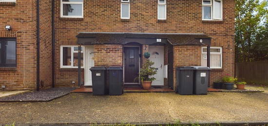 Maisonette to rent in Talbot Way, Tilehurst, Reading RG31