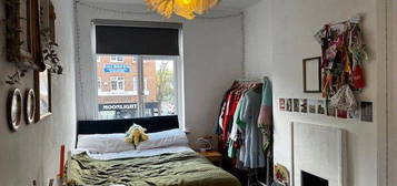 Flat to rent in Central Road, Worcester Park KT4