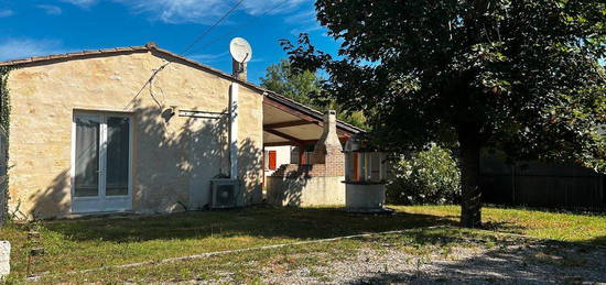 Maison en pierre avec terrasse et jardin