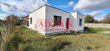 ADOMIS -  predáme nadštandardný 4izbový bungalov 160m2, kompletné IS, pozemok 573m2, tepelné čerpadlo,blízka obec za Šacou,Veľká Ida.