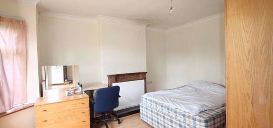 Room to rent in Cleveland Road, Uxbridge UB8