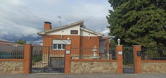 Alquiler de  Casa o chalet independiente en calle Río Alhama, 9