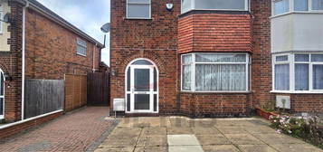 3 bedroom semi-detached house to rent