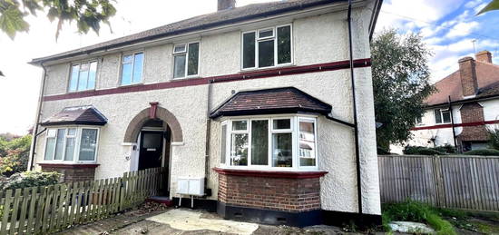 Maisonette to rent in Shaftesbury Avenue, Feltham TW14