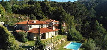 Moradia T4 no Gerês Caniçada com piscina e vistas sobre Rio a Serra Montanha