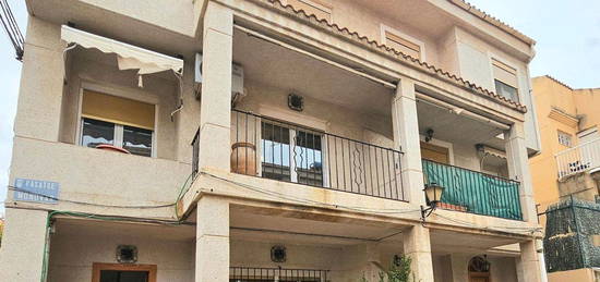 Chalet adosado en venta en calle Sant Francesc