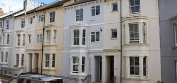 Flat to rent in Lansdowne Street, Hove BN3