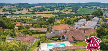 Maison de village 3 chambres, piscine et jardin de 1960 m2