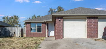 214 E Southern Trace Dr, Rogers, AR 72758