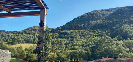 Maison de village avec vue exceptionnelle sur la terrasse, deux chambres, chauffage au bois et belle nature