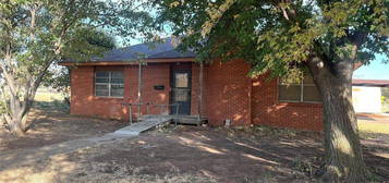 605 W  8th St, Cordell, OK 73632