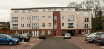 Flat to rent in Queen Marys Avenue, Watford WD18