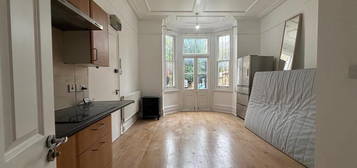 Studio to rent in 184 Walm Lane, Kilburn, London NW2