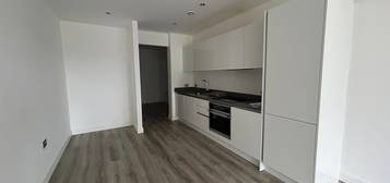 Flat to rent in Flat, Mill House, Overbridge Square, Newbury RG14