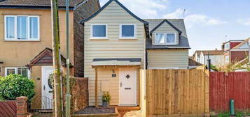 2 bedroom detached house