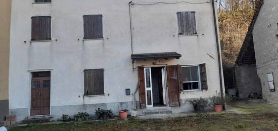 Villa plurifamiliare, da ristrutturare, 150 m², Ventasso