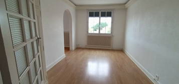 Appartement  à louer, 4 pièces, 2 chambres, 77 m²