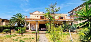 VILLA CON GIARDINO RIF 977