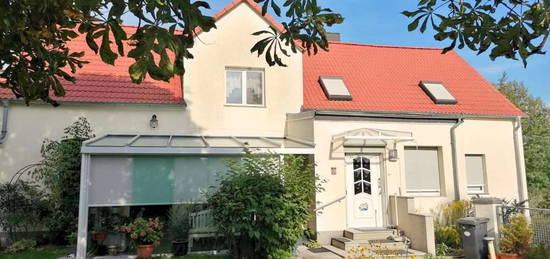 Idyllisches Wohnen in einer ruhigen Lage!
Einfamilienhaus mit Garage, großem Garten und Schmiede in