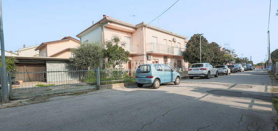 BIFAMILIARE IN ZONA FONTANELLE CON GARAGE