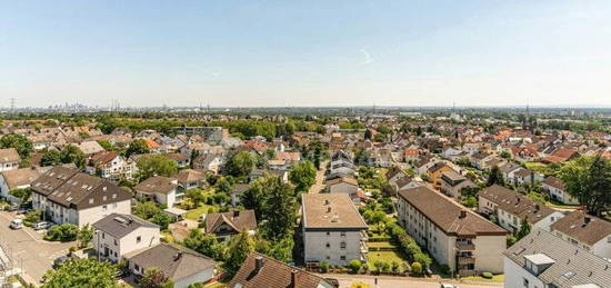 Schön geschnittene 3-Zimmer-Wohnung mit Südbalkon und Panoramasicht nach Frankfurt