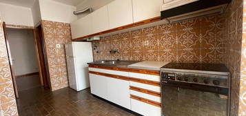 Apartamento T3 com Garagem - Laranjeiro