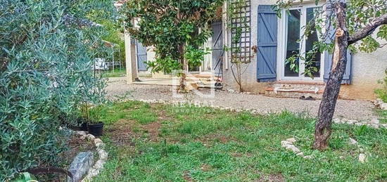 Exclusivité FAYENCE : Jolie villa de plain pied rénovée  2 chambres beau jardin