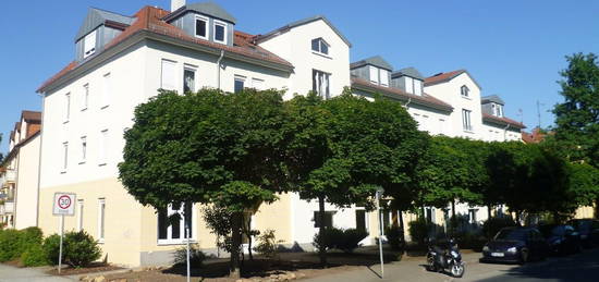 Praktische 2-Zimmer-Wohnung mit Balkon und Fahrstuhl.