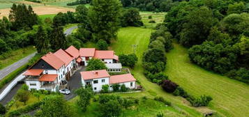 2 Häuser für 2 Familien - Herrlich gepflegtes Landhausensemble in Alleinlage- Bad Camberg / Limburg