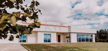 Moradia Térrea de Sonho com Vistas Deslumbrantes para a Serra da Estre