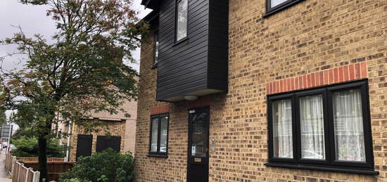 Flat for sale in Ley Street, Ilford IG1