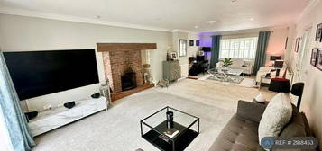 5 bedroom detached house