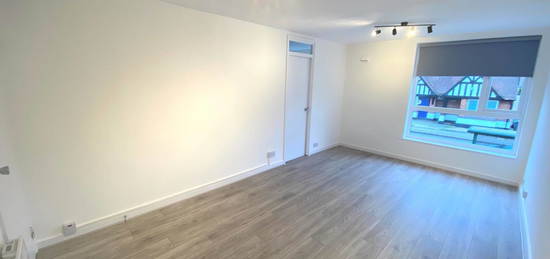 Flat to rent in High Street, Elstree WD6