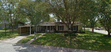 821 S Welhausen Ave, Shiner, TX 77984