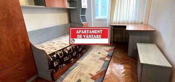 Vind apartament 3 camere. Str Poligonului