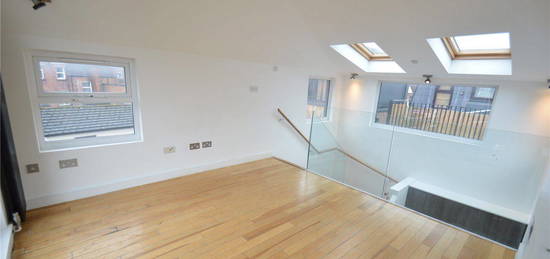 Flat to rent in Kimberley Place, Purley CR8