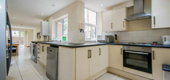 5 bedroom terraced house